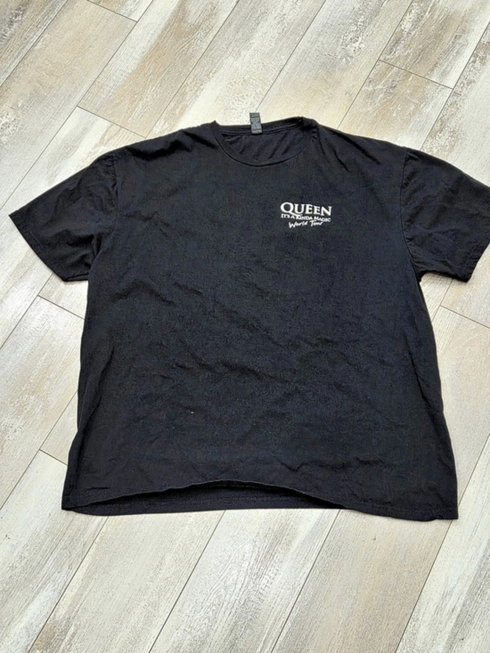 Gildan Queen It's A Kinda Magic World Tour Band T-Shirt Black 2XL
